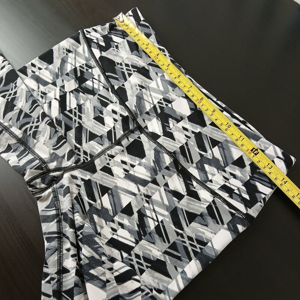 Victoria Sport VSX Knockout Capri Leggings M geometric black white activewear - Picture 6 of 11